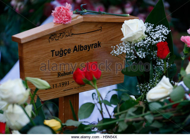 the-grave-of-tugce-albayrak-is-covered-with-flowers-at-a-cemetery-h5n54x.jpg