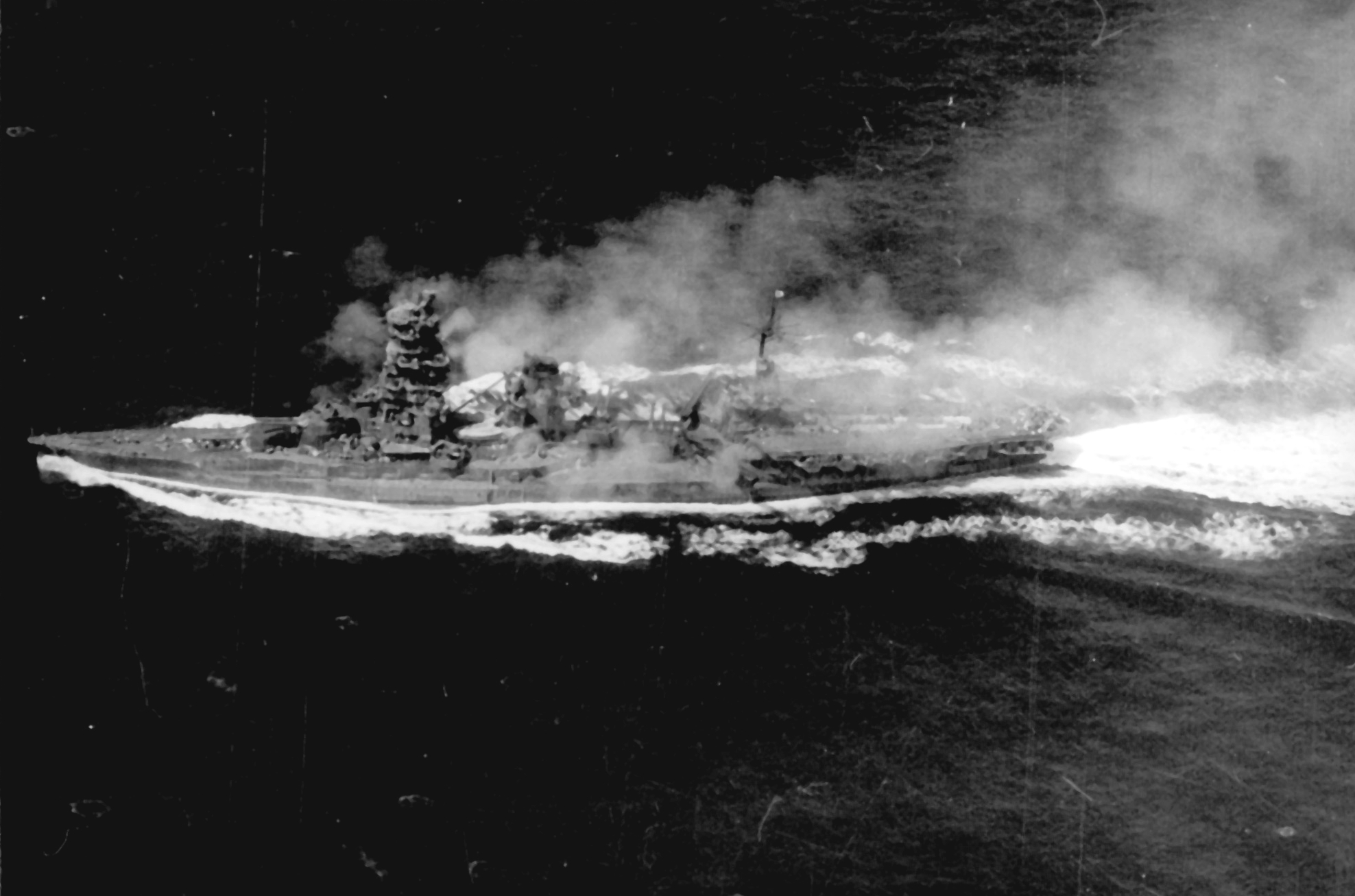 Battleship_Ise_underway_at_Letyte_Gulf_1944.jpeg