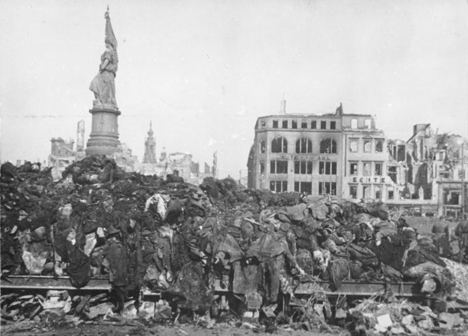 A+pile+of+bodies+awaits+cremation+after+the+firebombing+of+Dresden,+February+1945.jpg