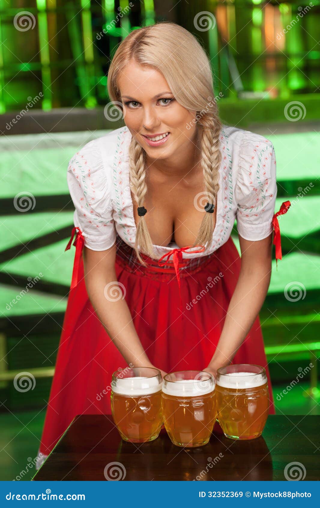 mujeres-en-ropa-alemana-tradicional-mujeres-jovenes-hermosas-en-t-32352369.jpg