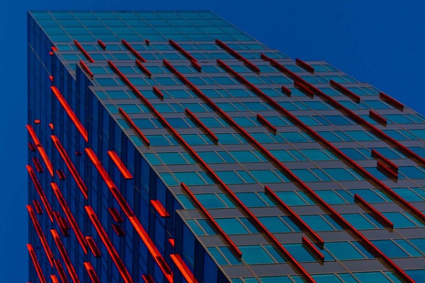 Edificio-lineas-rojas-por-Marja-van-Bochove.jpg