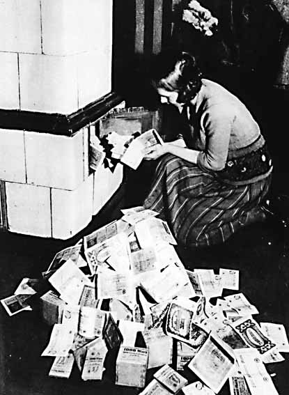 Mujer+quemando+dinero+durante+la+Rep%25C3%25BAblica+de+Weimar.jpg