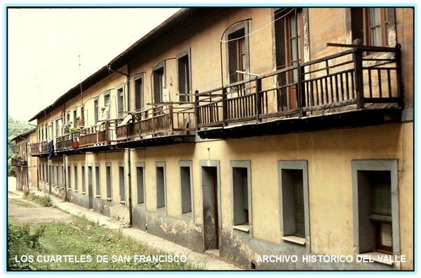 http://www.elvalledeturon.net/historia/los-cuarteles-de-san-francisco/los-cuarteles-una-mini-ciudad/cuarteles-de-san-francisco-bloque-con-balcones.jpg/image_preview